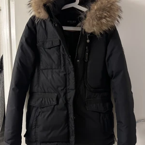 Hollies vinterjacka Livingo - Vinterjackan Livigno från Hollies, storlek 42. Använd endast en vinter - så den är i fint skick! Nypris 4500, säljer för 1500. Pris kan diskuteras!