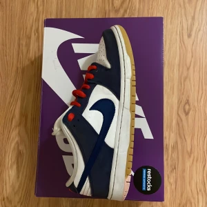 DUNK SB "LOS ANGELES DODGERS"  - Säljer nu ett par sb los angels dodgers i storlek 43 köpta från Rostock, verified authentic ✅  Ny pris 4000kr. 