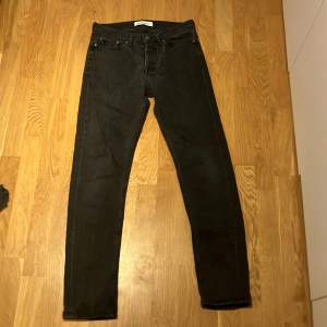 Tja, säljer dessa jeans från samsoe samsoe. Jeansen är i fint skick och säljes till ett bra pris! Nypris 1400 mitt pris 190!  Pm vid intresse eller frågor! Slim fit strl 28/30