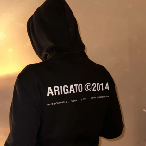 Axel Arigato London Hoodie  - Säljer denna fina hoodien från Axel Arigato. Den är i mycket fint skick och vill sälja den eftersom jag inte använder denna hoodien mer. Köpt för 1200kr på Zoovillage. Köparen står för frakten.