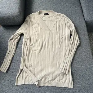 Ribbad beige tröja från Kappahl i storlek S. Köpt ett tag sen men aldrig använd.