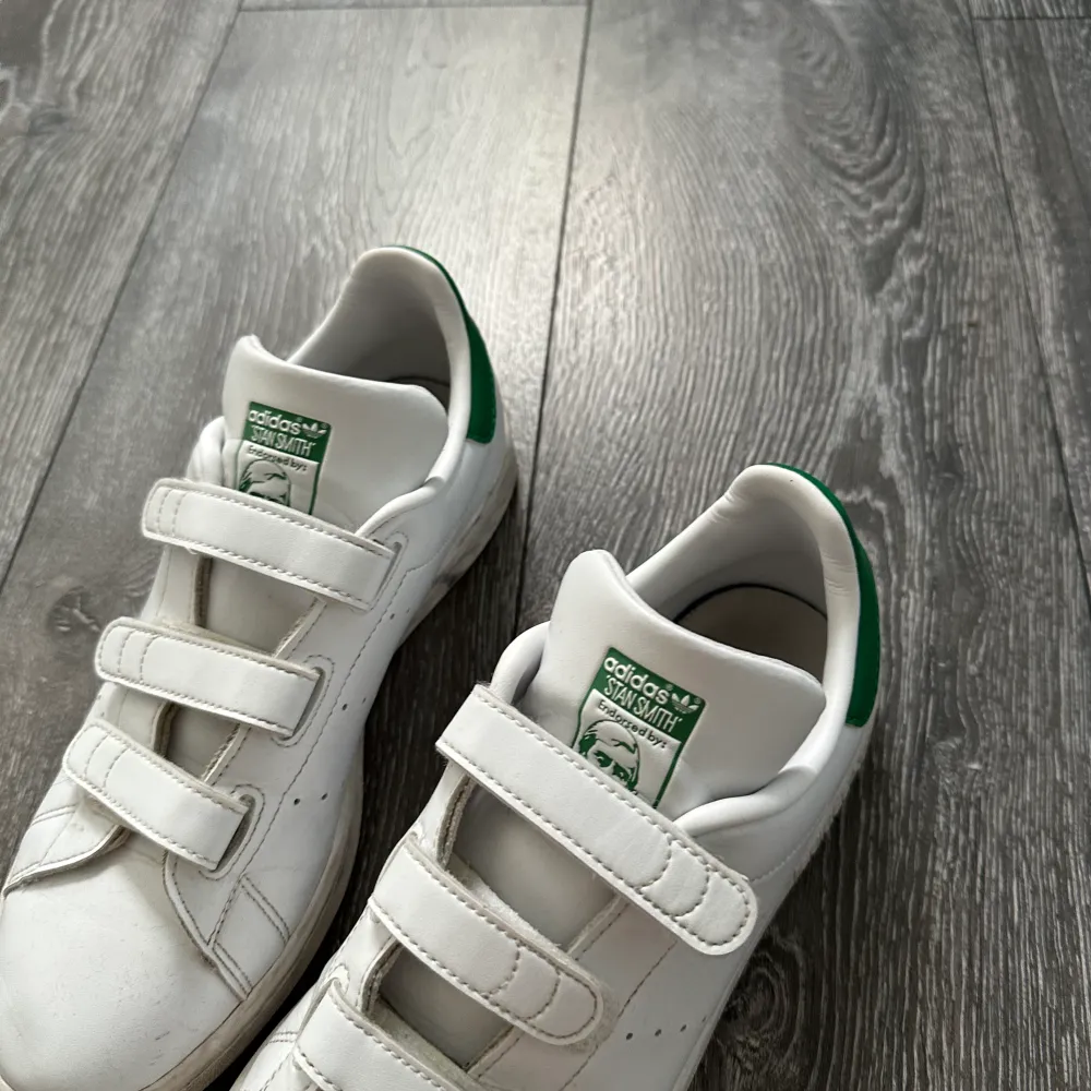 Snygga Stan smith skor med kardborreband från adidas. Väl använda men fint skick. Skor.