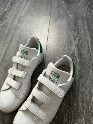 Stan smith - Snygga Stan smith skor med kardborreband från adidas. Väl använda men fint skick