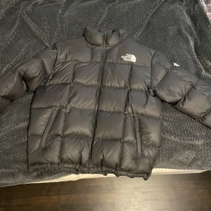 North face jacka - North face jacka i storlek xl. Nästan helt oanvänd så den är i nyskick, kan mötas upp i Stockholm eller frakta, skriv för fler bilder eller frågor.