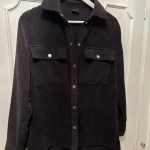 Tunn skjortjacka i manchestertyg  - Säljes då den inte längre kommer till användning. Använd ett flertal gånger men den är i bra skick med inga större defekter.