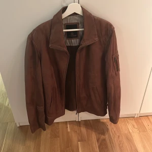Brun skinnjacka  - Brun skinnjacka som tyvärr aldrig kommer till användning. Har två stycken innefickor, två ytterfickor och en ficka på ärmen. Storleken står inte på jackan men är ganska oversized så skulle säga strl L.
