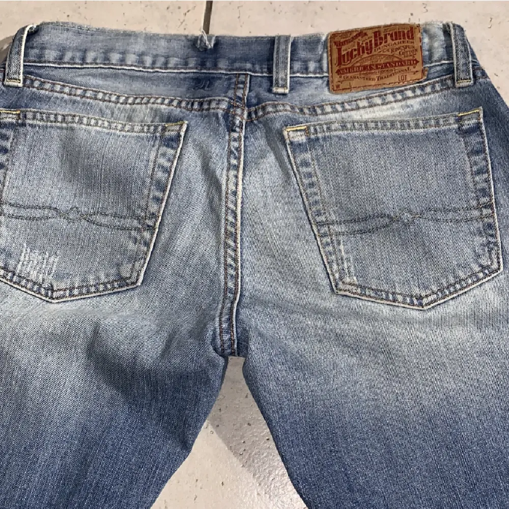 Lågmidjade jeans mått 80 på midjan och 84 i innerbenslängden 💙 Säljer pga för små! Inte mina bilder💙. Jeans & Byxor.