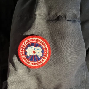 CANDA GOOSE Vinterjacka  - Säljer min Canada goose jacka använts två vintrar. Kvitto finns 