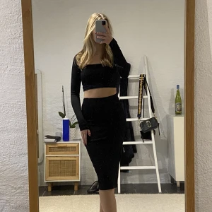 Kjol och Topp - Set - Svart, ribbat set - Kjol och Topp! Säljer pga av att jag inte använder plagget längre. Storlek: XS, 34. Skick: Mycket bra, inte nopprig och knappt använd.