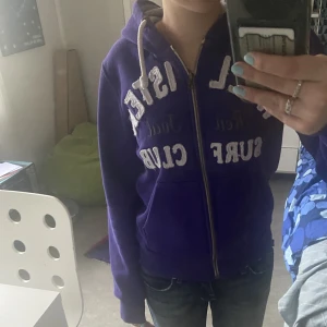 Hollister zip hoodie - Lila ziphoodie från hollister, storlek S