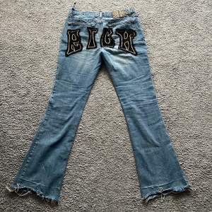 As snygga jeans, står att de är storlek 29 men skulle snarare säga 25. Säljer då de är för små. På gränsen för korta på mig som är ca 166-167.
