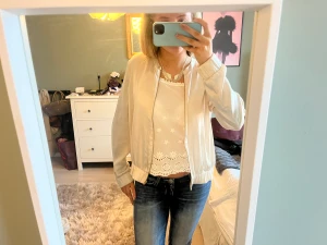 Siden kofta/jacka - Jätte snygg kofta/jacka i siden ä! Jätte bra skick!💞