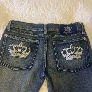 Victoria Beckham jeans - !TRYCK INTE PÅ KÖP NU! säljer mina super snygga lågmidjade Victoria Beckham jeans då de tyvärr har blivit för korta. De är i bra skick och är bootcut💕💕 
