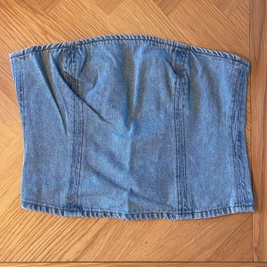 Envii Denimbustier 🔵 - Supersnygg denim topp från Envii. Ej strech. Aningen för liten för mig.  Storlek M  Använt 1gång. Inga anmärkningar.  Material: 100% ekologisk bomull