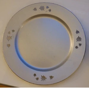 Ljusfat - Gullig ljushållare/ljusfat, kan fraktas, men köparen står för frakten 🫶 cirka 16cm i diameter.