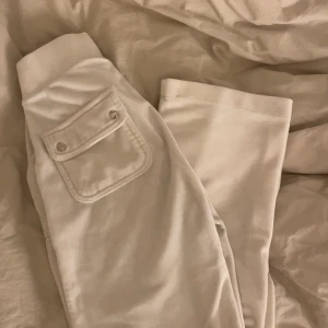 Juicy Couture byxor  - Jättefina juicy couture byxor i storlek xxs. Finns fler bilder, bara att skriva🩷pris kan diskuteras!!! säljer då de är för små för mig