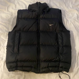 Nike väst - Jag fick den av min bror för ungefär tre månader sedan, men har knappt använt den då den inte passar mig. Om ni har fler frågor, kontakta mig gärna.