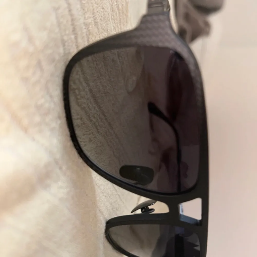 Säljer helt nya solglasögon från OSCAR EIDE. Prislappen sitter kvar på dem. Köpte innan sommaren men aldrig använt.  Säljer för 1500. Accessoarer.