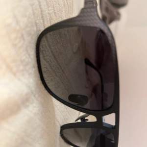 Säljer helt nya solglasögon från OSCAR EIDE. Prislappen sitter kvar på dem. Köpte innan sommaren men aldrig använt.  Säljer för 1500