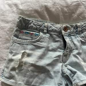Snygga vintage lågmidjade shorts med coola detaljer