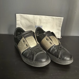 Valentino open - Feta valentinos perfekta nu för vintern💫 storlek 40. Skulle säga att skicket e 6/10🍁inget og  Skriv vid fler frågor eller funderingar🤝