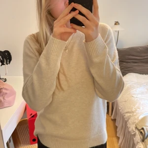 Stickad tröja  - Stickad tröja strl M från vero Moda, NYSKICK!!! Aldrig använd💕 fraktar mot köparens bekostnad samt möts upp stockholm 💗