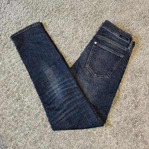 Snygga Slim jeans från HM med snygg wash, toppenskick och i storlek 30/32! 