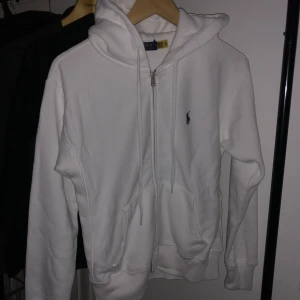 Polo Ralph kofta  - Polo Ralph kofta vit köptes i butik för 1295kr säljs pågrund av den va lite står för mig fick den som present använt några gånger 