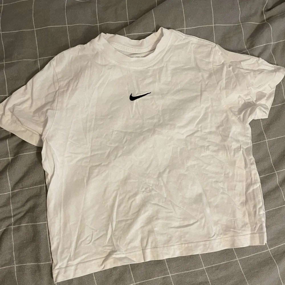 As nice vit Nike t-shirt! Använt väldigt sparsamt och är i mycket bra skick🌟 köpt på barn avdelningen i storlek XL, så sitter lite baggy på någon som är s-m i vuxenstorlek💞 köpt för 300kr, säljer för 69kr💗  Om du har frågor svarar jag jätte gärna privat💘. T-shirts.