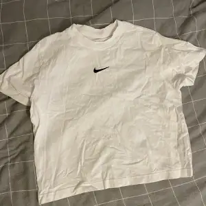 As nice vit Nike t-shirt! Använt väldigt sparsamt och är i mycket bra skick🌟 köpt på barn avdelningen i storlek XL, så sitter lite baggy på någon som är s-m i vuxenstorlek💞 köpt för 300kr, säljer för 69kr💗  Om du har frågor svarar jag jätte gärna privat💘