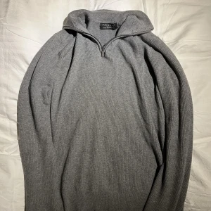 Half Zip Tröja - Hej! Säljer nu min Half zip tröja. Tröjan är i väldigt bra skick och är superskön. Tröjan är i storlek M 🙌