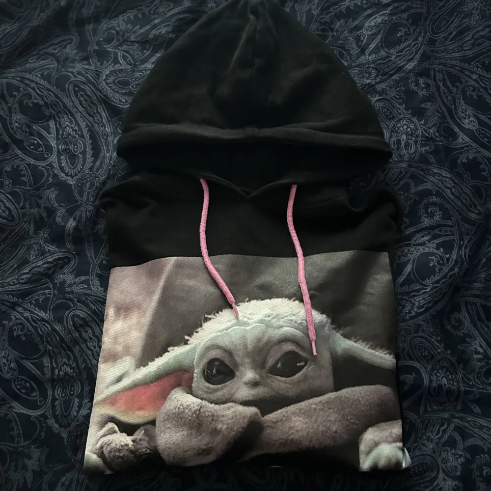 Supersöt hoodie med baby yoda på. 🤩🫶🏻🤍Köpt från primark, det står ingen storlek i men den passar en S/M. Använd gärna ”köp nu” 🤍. Hoodies.