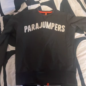 Parajumper tröja - Hej! Säljer en Parajumper tröja som jag då inte använder! Riktigt skön och varm tröja. Ny pris 2445kr  Mitt pris - 1500kr men priset är inte hugget i sten. Storlek M