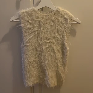 Ullig topp från Zara - Mjuk cremevit topp från Zara. Aldrig använd endast testad, inköpt för ca 6 månader sedan. Nypris 399kr