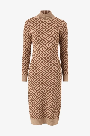 Fendi inspirerad stickad klänning  - En person som egentligen har M kan få på sig denna L/XL storleken för att den är väldigt kroppsnära men ändå så stretchig så en XXL person hade fått på sig, jag har använt 1 gång 