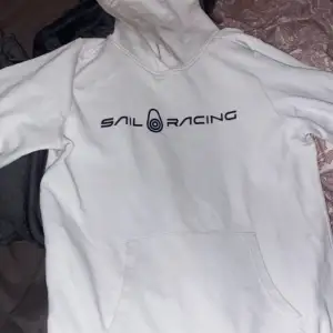 Sail Racing tröja i bra skick finns lite fläckar men går säkert bort i tvätten