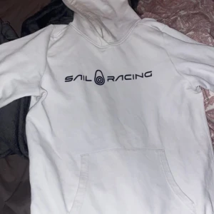 Sail Racing hoodie  - Sail Racing tröja i bra skick finns lite fläckar men går säkert bort i tvätten