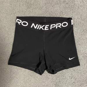 Säljer nu mina Nike pro shorts då dom inte används längre, endast använda 1 gång då dessa var för stora för mig💘 Nypris 449kr