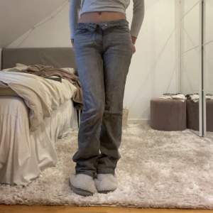 Säljer dessa gråa jeans från Gina i storlek 36! Pris kan diskuteras 💕