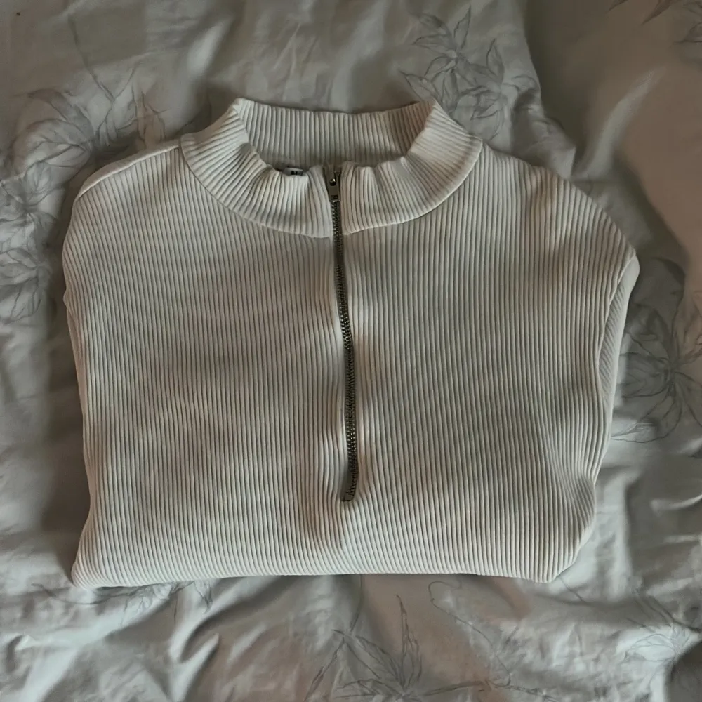 Nu säljer jag denna sjukt snygga ribbade tröja från NA-KD. Tröjan är storlek L men passar till S/M då den är liten i storleken. Tröjor & Koftor.