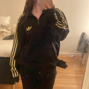 Adidas tröja - Säljer denna adidas tröja. Inga defekter på den. 