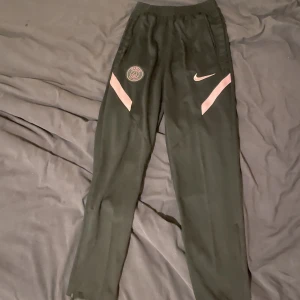 Psg ”träningsbyxa”  - Säljer mina psg träningsbyxor. Aldrig använda. Dom har dragkedjor vid slutet av benen. Ganska stretchiga i midjan. Storlek M. 