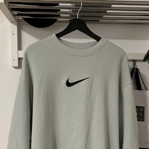 Nike sweatshirt  - Använd en gång, någon svag prick vid loggan som inte syns om man inte letar efter den, kan skicka bild på den. Varm fleece på insidan, säljes endast då jag inte gillar färgen och låtit den hänga i månader