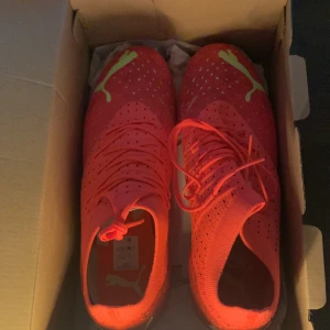Puma future - 10/10 skick aldrig använda.  Dom var för små för mig så kunde inte ha dom. Jag köpte dom för 850kr på Intersport men säljer 450kr pris kan diskuteras vid snabb affär.
