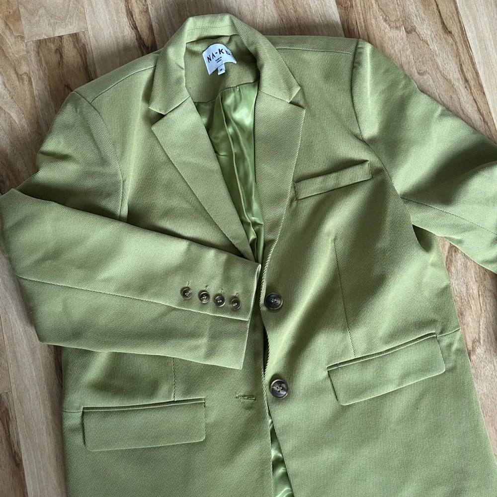 Grön kavaj från NA-KD 💚 Pris kan diskuteras . Kostymer.
