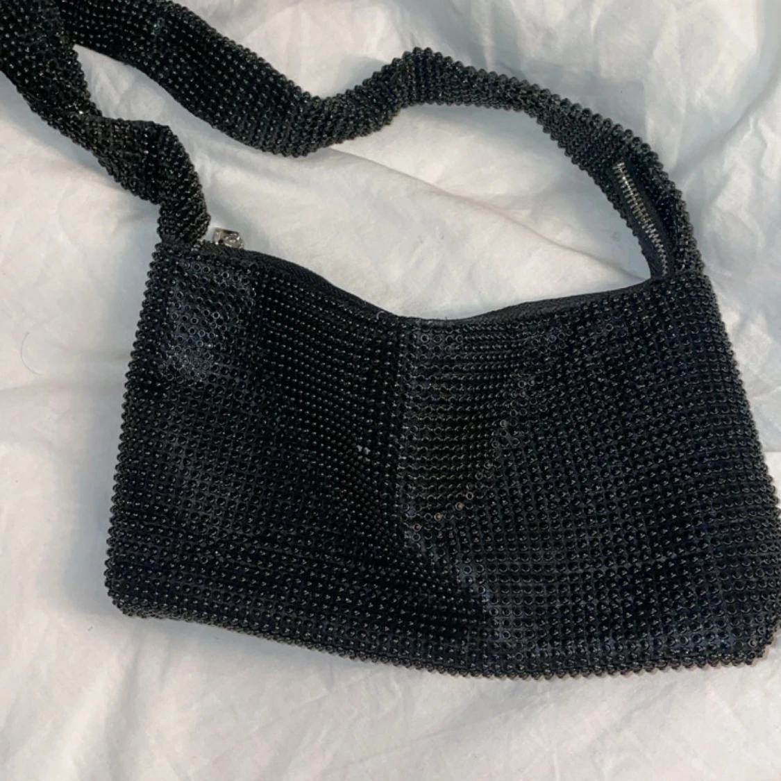 Glittrig handväska från bikbok  - 91