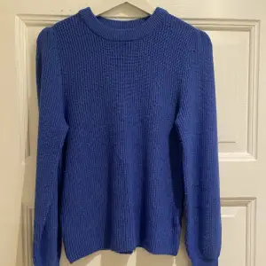 Säljer nu denna mörkblå stickade tröjan från Cubus. Väldigt bra skick och väldigt fin till vintern nu. Skriv för fler bilder och information.