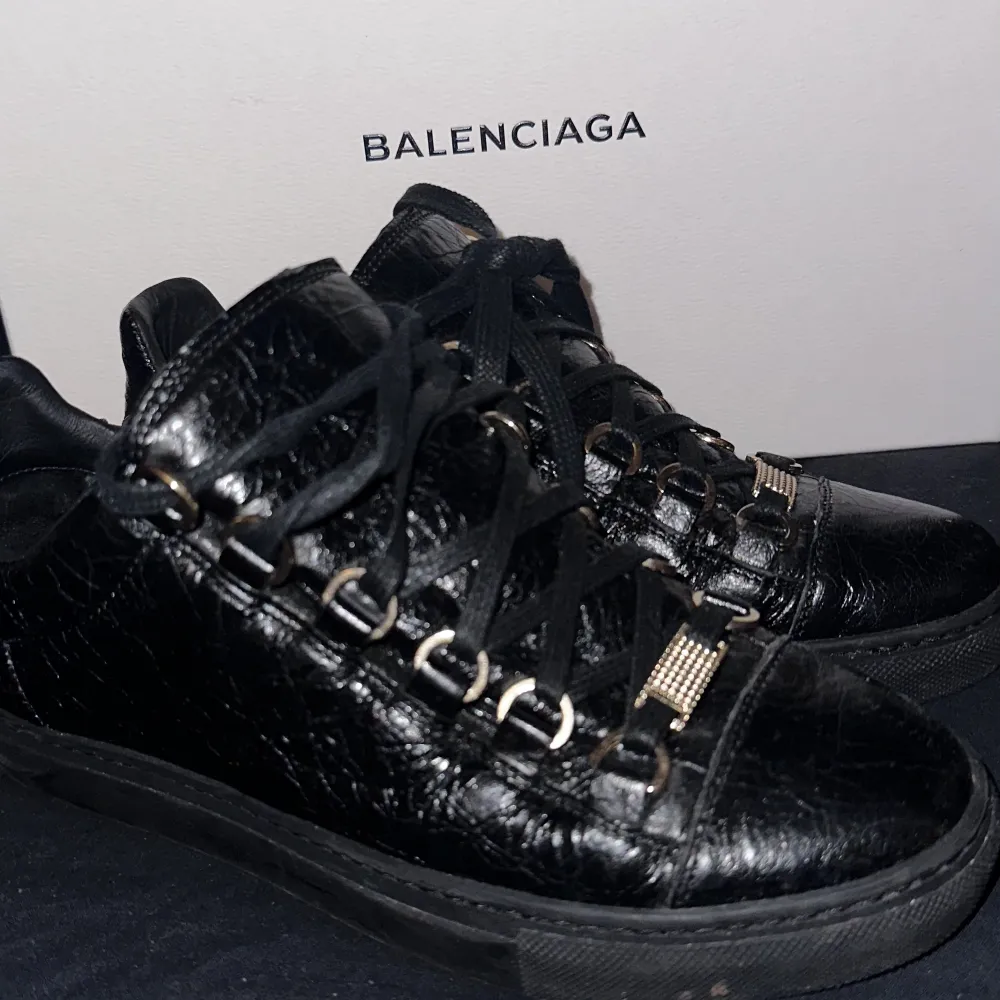 Svarta skor med guldiga detaljer från märket BALENCIAGA. De är i storlek 36(lite små) Väldigt fint skick, är bara använda ett fåtal gånger så nästan inga slitningar alls. Köpta för 5.400kr Kom privat för fler bilder då man endast kunde ha 3st. Skor.