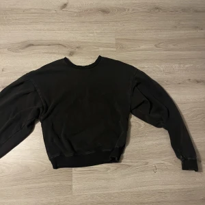Tröja  - Superskön grå/svart tröja från h&m. Väldigt pösig i storlek och jättemysig nu till hösten. Den är lite kortare vid magen, men passar mig ( storlek S) bra! 