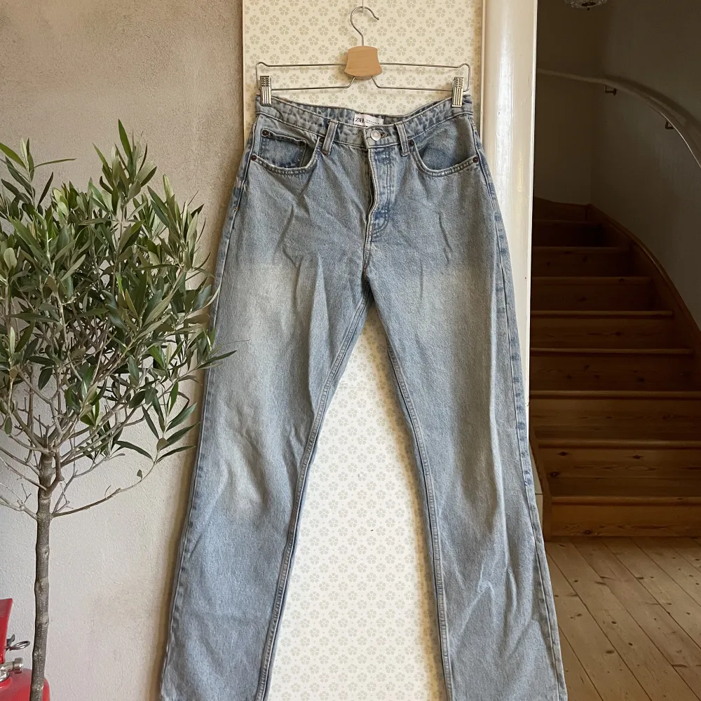 Trendiga raka Zarajeans💐Storlek M! Säljer i mörkblå också💌Kan mötas upp i Stockholm eller frakta. Jeans & Byxor.